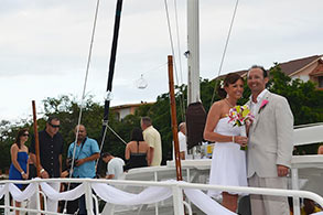 Feliz pareja posando en un catamarán en Puerto Aventuras