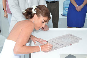Novia firmando el acta de matrimonio